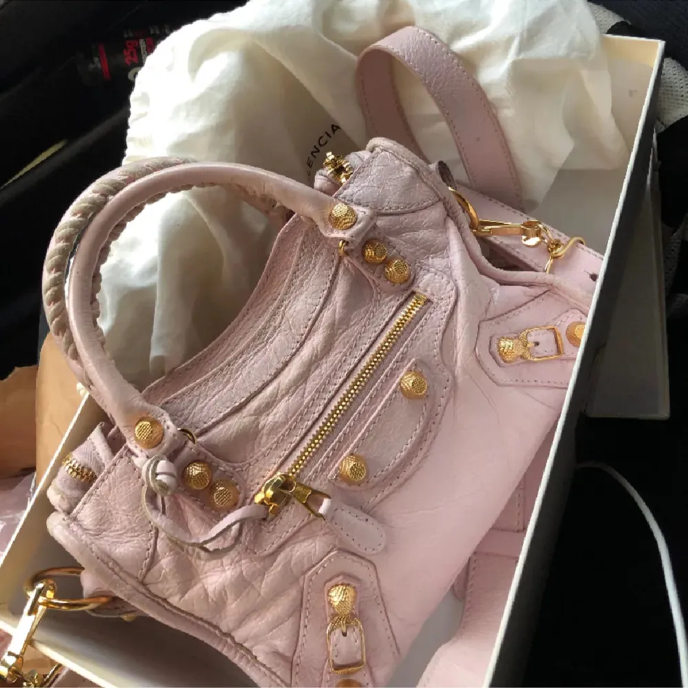 Jag SÖKER en Balenciaga City Bag Pink. Alltså i färgen rosa, i en liten storlek💕 hör av dig ifall du har och vill sälja osv💕💕vill helst köpa med guldnitar . Väskor.