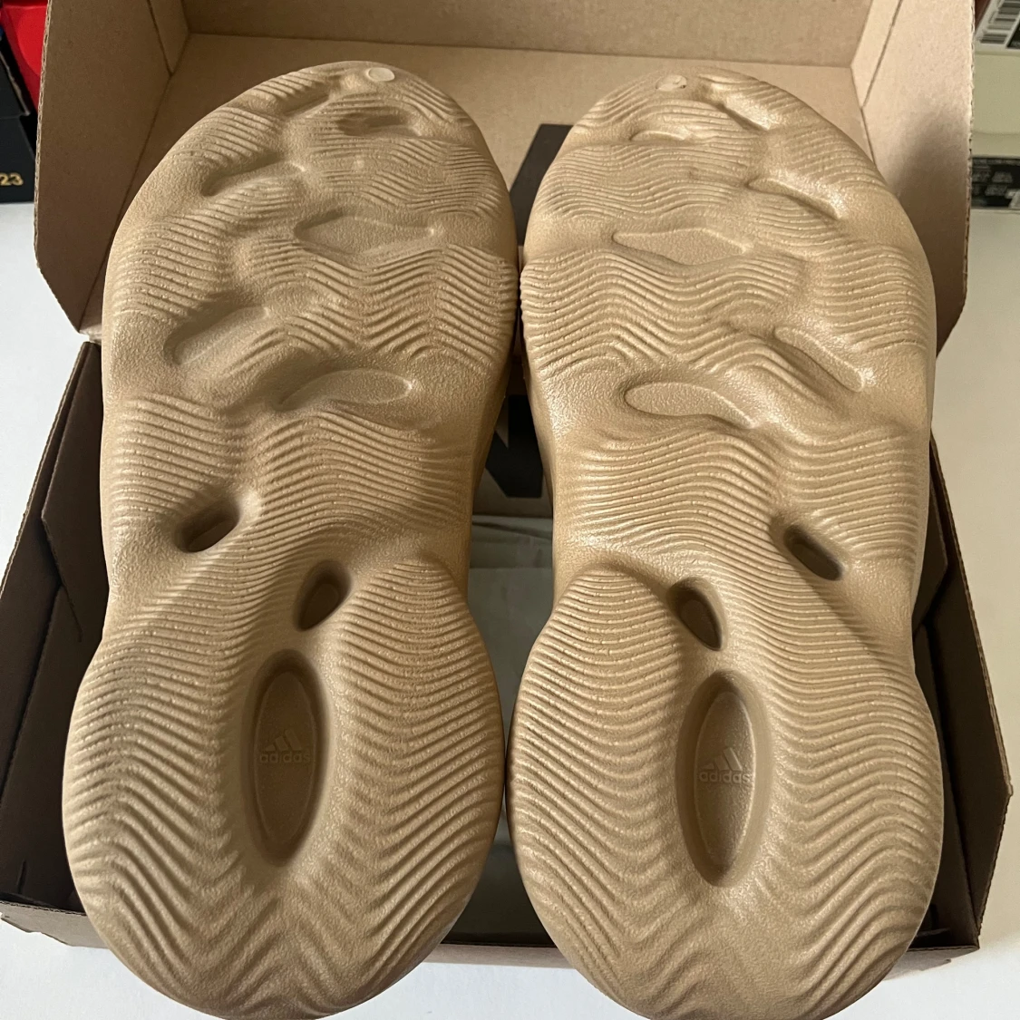 Yeezy Foam RNNR ’Clay Tapue’  - 90