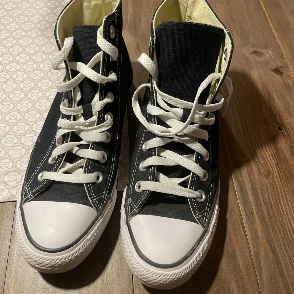 Säljer Converse skor, i storlek 40. Väldigt bra skick, väldigt lite använda. . Skor.
