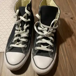 Säljer Converse skor, i storlek 40. Väldigt bra skick, väldigt lite använda. 