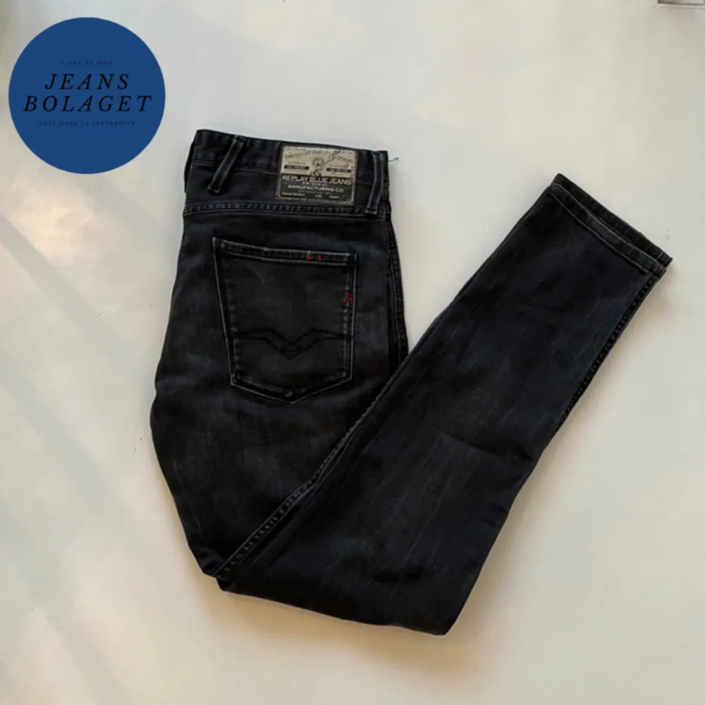 Jättefina replay anbass jeans i bra skick. Modellen på bilden är ca 185 cm lång. Kontakta oss för fler frågor eller funderingar!. Jeans & Byxor.