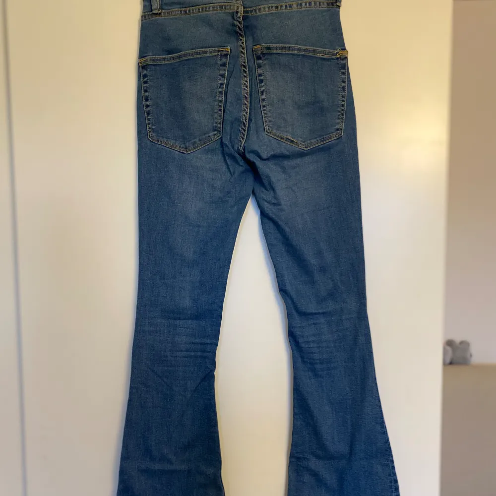 Säljer dessa högmidjade bootcut jeans i storlek XS från lager 157! Inga större slitage. Köparen står för frakt! ❣️. Jeans & Byxor.