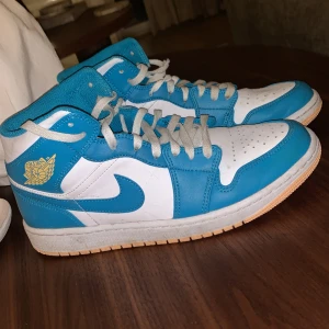 Jordan 4  - Storlek 42.5 men passar 100% även de med storlek 43  As feta blåa Jordan 4s nu till våren, passar perfekt till många outfits. Väldigt bra skick och är knappt använda, lite smutsiga men ingenting som inte kan rengöras   Frågor är varmt välkomna! 