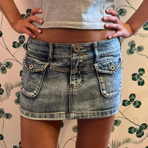 Snyggaste kjolen! - Så snygg jeans kjol i perfekt modell, vissa stenar har ramlat av men inget man tänker på alls❤️❤️ MIDJEMÅTT:82cm