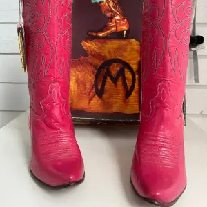 Helt nya äkta Tony Mora cowboy stövlar i härlig rosa färg Äkta skinn storlek 38 Så snygga helt nya skynda fynda Vårens hetaste stövlar