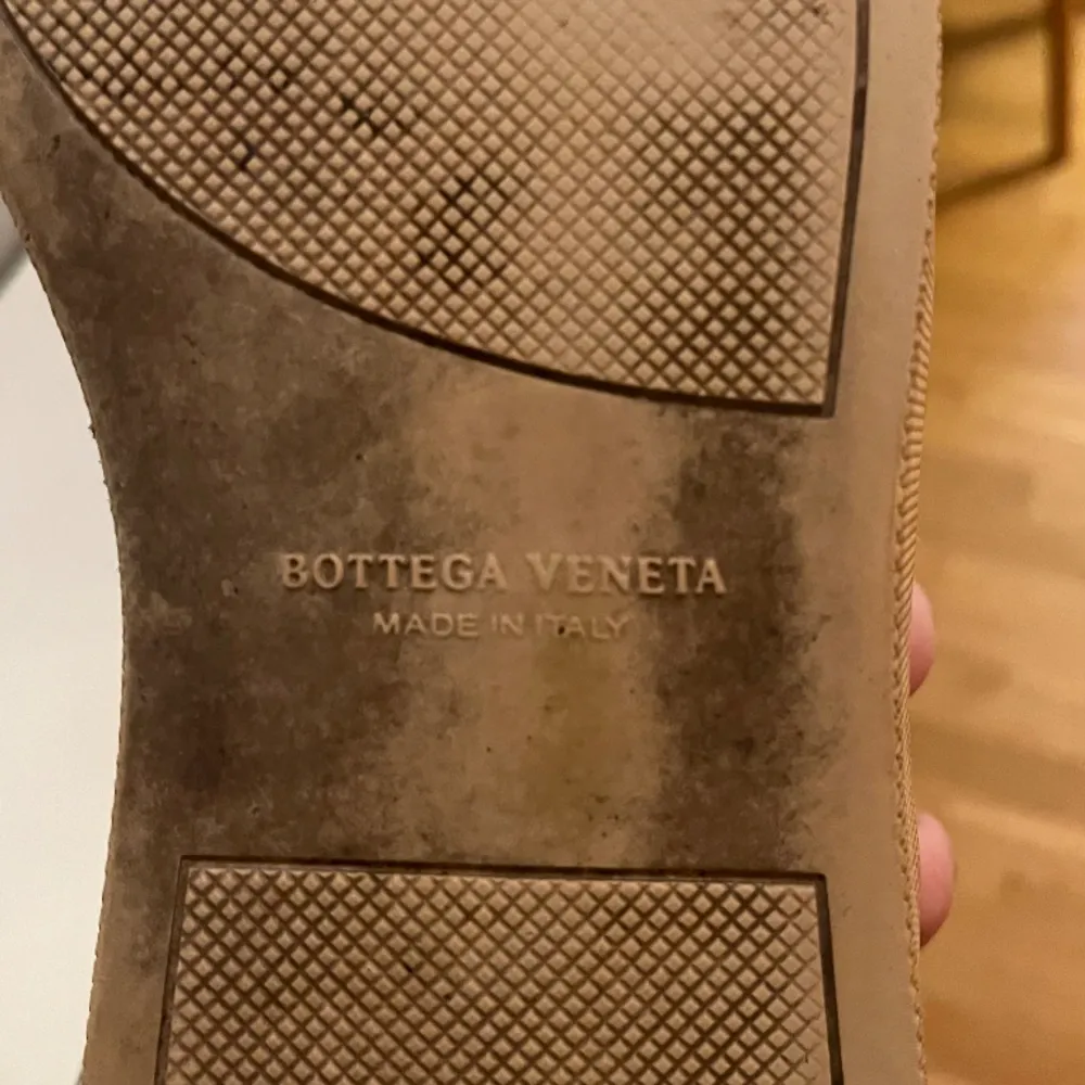 Tjena säljer mina slipons från Bottega Veneta då de tyvärr inte längre passar.  färgen är lite lila/blå, självklart äkta. Skriv vid frågor!👏🏻 kan gå ner i pris vid snabb affär. Skor.