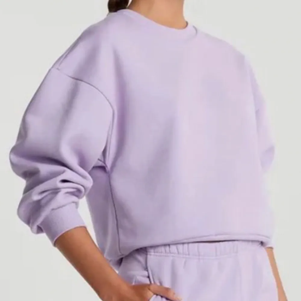 Säljer denna lila tröja för Gina Tricot då den inte används längre!! Pris kan diskuteras och köparen står för frakten💕. Tröjor & Koftor.