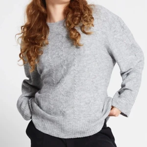 stickad tröja - Säljer denna superfina tröja som är helt oanvänd med lapp kvar då den tyvärr var för stor för mig🩷