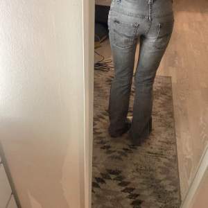 Dessa jeans används inte längre men är så fina!💕 innerbenslängden är 75-80 och midjemåttet är ca W28🩷 pris kan diskuteras🩷🩷