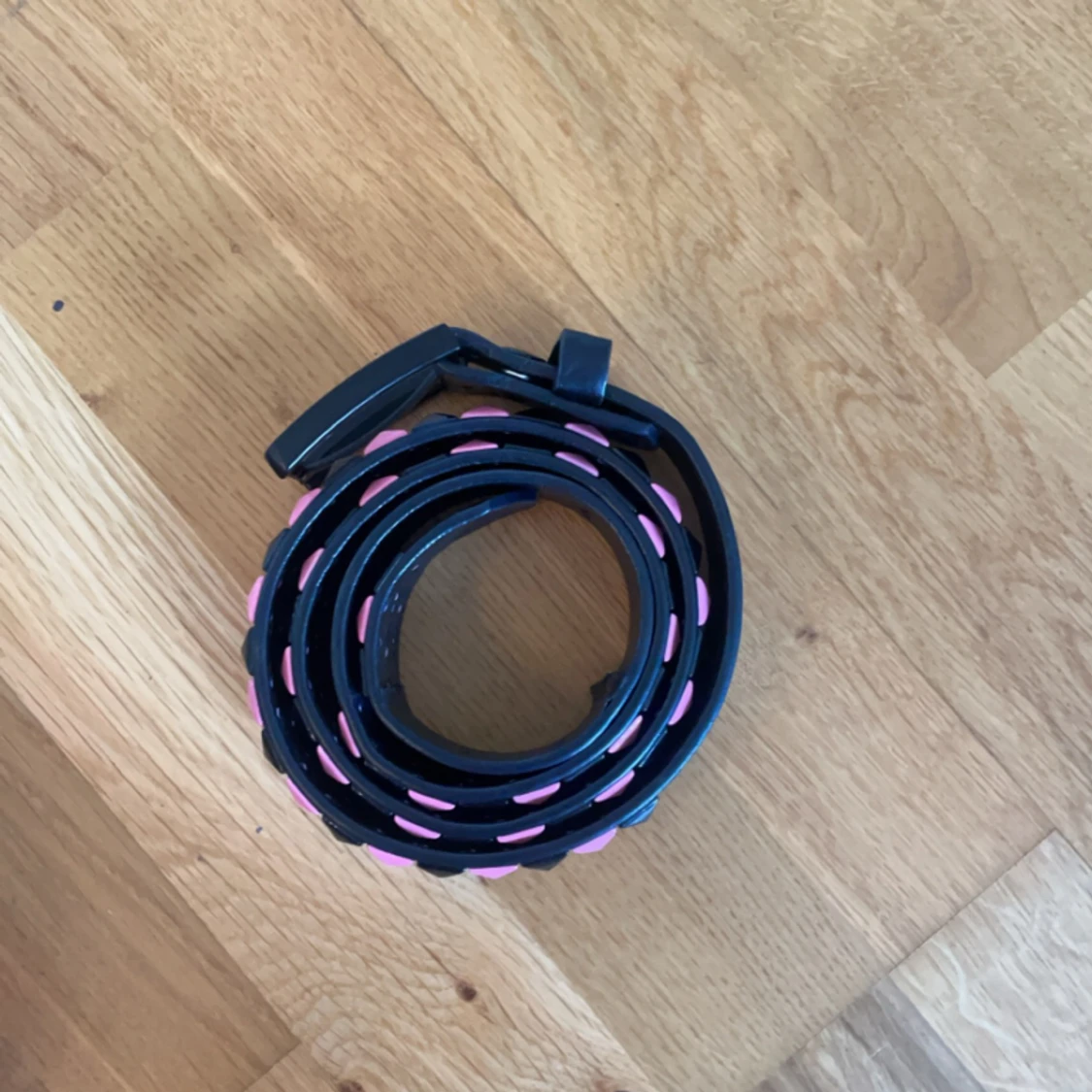 Rosa/svart nitbälte  - 91