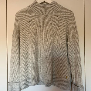 Grå tröja - Grå stickad tröja i storlek S, men passar även som M. Pernilla Wahlgrens kollektion.