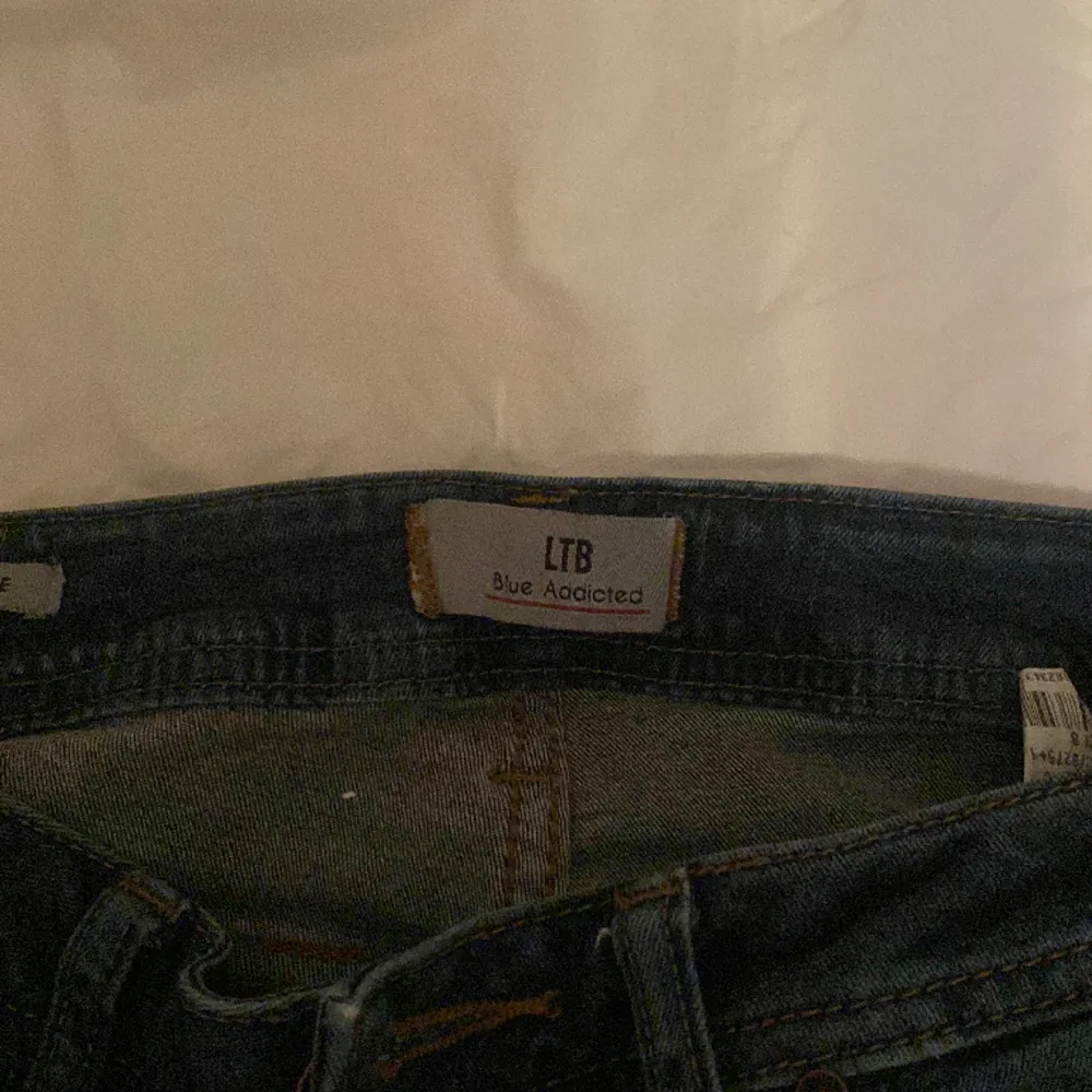 Ett par mörkblåa ltb jeans som är low waist. Jätte snygga men tyvärr är de för stora för mig i midjan och är därför jag säljer de. Kan kanske tänkas gå ner lite i pris beroende på hur många som är intresserade. Nypris ungefär 900. 💗💗. Jeans & Byxor.