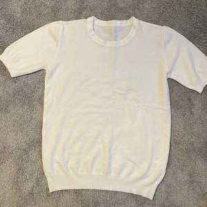 En vit stickad t-shirt från Clothing Company CC. Lite liten för mig och säljer därför. Använd ändats 1 gång! Fråga om det är något ni undrar över! 😘