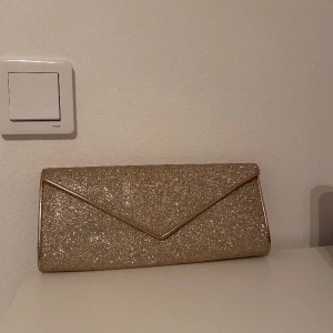 Balväska - Superfin glittrig baguetteväska, perfekt som balväska! Champganefärgad! Använd en kväll men inga tecken på användning.