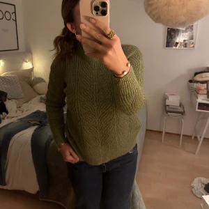 Stickad tröja - Mörkgrön stickad/virkad tröja. Supersöt. Passar perfekt nu till vintern