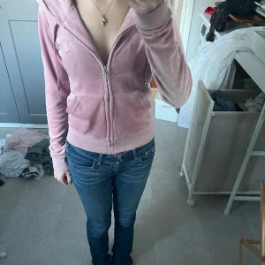 Juicy Couture zip hoodie  - Använd ett fåtal gånger (tvättas såklart) storlek xxs, färg: grårosa/ dusty pink💕