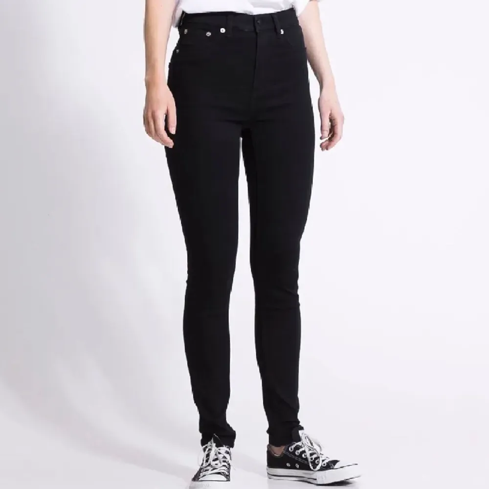 Svarta högmidjade jeans från lager157. Strl XXS. Bra skick.  Frakt på 69kr tillkommer. Jeans & Byxor.