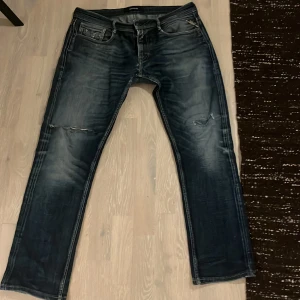 Replay anbass jeans  - Säljer nu dessa snygga Replay anbass jeans, dom är slim fit i storlek 33/35 med design slitningar