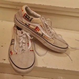 Vans dojjor - Snygga Vans i finfint skick. Gråvit mocka och gulvitt tyg med Off the wall-tryck.