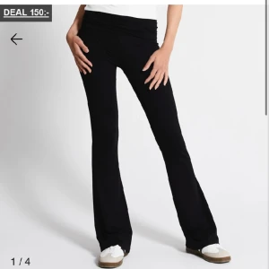 Yogabyxor - Säljer ett par svarta yogabyxor som man viker ner i midjan. (sista bilden visar bara modellen bättre, jag säljer ett par svarta). Långa i benen och jag som är 1,68 har trampat sönder mudden på ena benet så det gått av, men det går absolut att sy upp💕