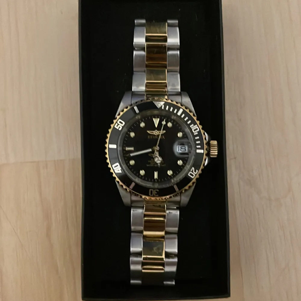 Säljer en äkta INVICTA Klocka som har används i gott skick. Nu har jag valt att sälja denna underbara klockan för ett bra pris. Köpte den för 1500 . Accessoarer.