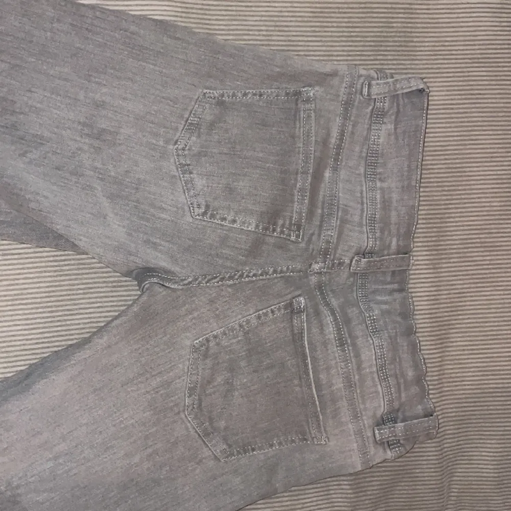 As snygga low Waist jeans från Gina Tricot väldigt populära men tyvärr försmå för mig på längden som är 160! Vid frågor kontakta gärna ☺️😊. Jeans & Byxor.