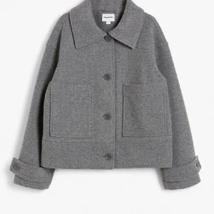 Grå kappa - En fin grå kappa från Kappahl använd några gånger helt ny och har på sista tiden inte kommit till användning! Kort grå kappa. Köpte den för 899kr!! 