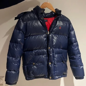Ralph Lauren jacka - Säljer min jättefina Ralph lauren jacka som tyvärr blivit för liten. Den är i storlek 14-16 år vilket motsvarar typ strlk:164/XS. Den är i superbra skick.  Skriv vid minsta fråga eller fundering! Mvh