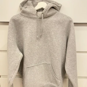 Hoodie - Supersnygg grå hoodie från BikBok 💕 Oversize i modellen och jättefin passform, tjockt tyg med bra kvalitet 😋  