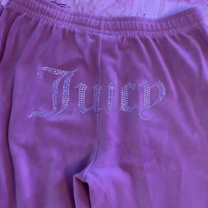Juicy Couture joggers - några diamanter har lossnat (se första bilden) men annars är de hur fina som helst. hatar dem då dessa resårband gör så att dom är för korta på mig, dom liksom gör så att byxbenen åker åker upp. hatar att va lång  