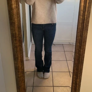 Lowwaist bootcut jeans  - Mörkblå lowwaist bootcut jeans från zara. Knappt använda, nyskick!💙