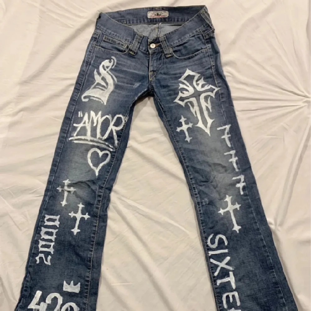 Jätte coola och unika lågmidjade jeans i bootcut!💕. Jeans & Byxor.