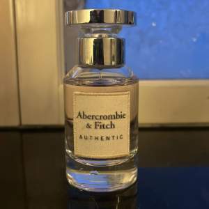 Helt ny Abercrombie & Fitch Parfym. Aldrig använd. 50 ml. Nypris:650. Lägg prisförslag! 