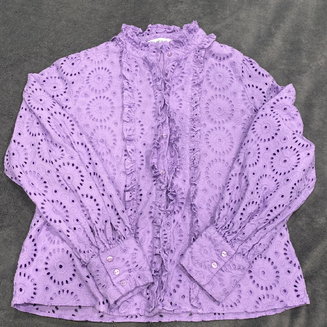 Lila blus med hålbroderier - 90