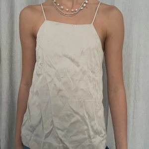 Topp - Jättefin topp i tjockare satinsom faller fint💓💓