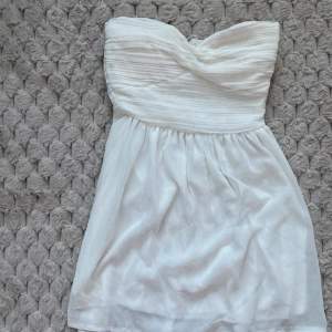 Säljer denna supersnygga studentklänning, har två likadana i st xs, kan också användas som en vanlig sommar klänning, jätte bra skick💕