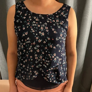 Jätte gullig topp  - Topp perfekt till sommaren, har ej använts så många gånger, inga defekter.💗