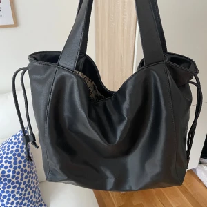 Väska  - Väska från Carin Wester  Är i nyskick, rymmer mycket 