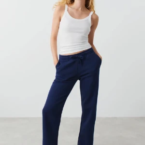 Mjukisbyxa - Marinblå mjukisbyxa strl S. Är 160 och passar precis 