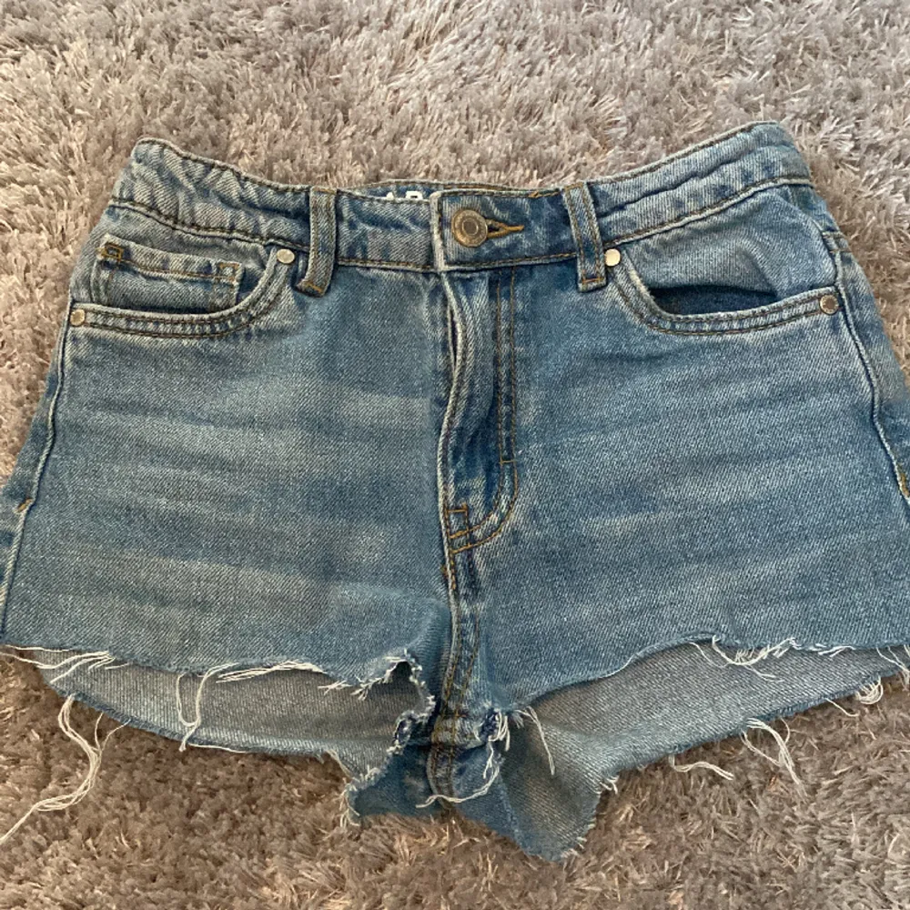 Jag säljer ett par jeans shorts från Kappahl💓 Jag säljer dom för jag använder dom inte längre. Storleken är 146 men passar XS . Shorts.