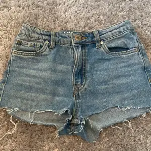 Jag säljer ett par jeans shorts från Kappahl💓 Jag säljer dom för jag använder dom inte längre. Storleken är 146 men passar XS 