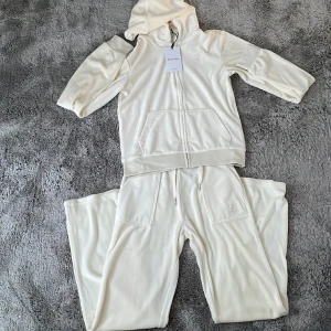 Juicy coutore sett - Detta är ett vitt fint juicy coutore sett. Den har aldrig använts och prislapparna sitter kvar. Jag säljer detta sett pågrund av att det inte kommer till användning men det är i fint och bra skick. Strl är 10-13 år.