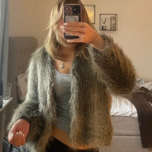 Pälsjacka - Säljer denna skit snygga brun gråa pälsjackan i 36 som tyvärr är lite för kort i armarna på mig. Bara skriva om frågor eller fler bilder💞 Pris kan diskuteras!! 