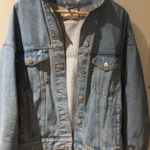 Oversize jeansjacka - Oversize jeansjacka från bershka i väldigt fint skick! 😍 kontakta mig för fler bilder!