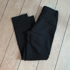 Kostymbyxor från H&M  - Kostymbyxor från H&M i fint skick. Tight modell.