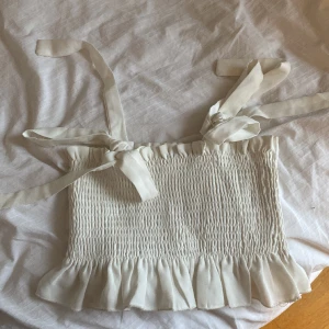 Topp med knyt band 🎀  - Sommar topp med band för att knyta rosetter runt axlarna. Ganska kort men skön på sommaren. 