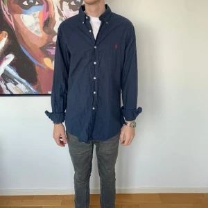 Ralph lauren skjorta - Ralph lauren skjorta i en marinblå färg | Storlek L (modellen på bilden är ca 185 cm lång) | Slim fit | Hör av dig vid ytterligare frågor🤗