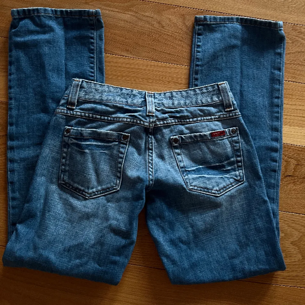 Det är i ett väldigt bra skick i storleken 28/32. Riktiga lågmidjade bootcut jeans. . Jeans & Byxor.