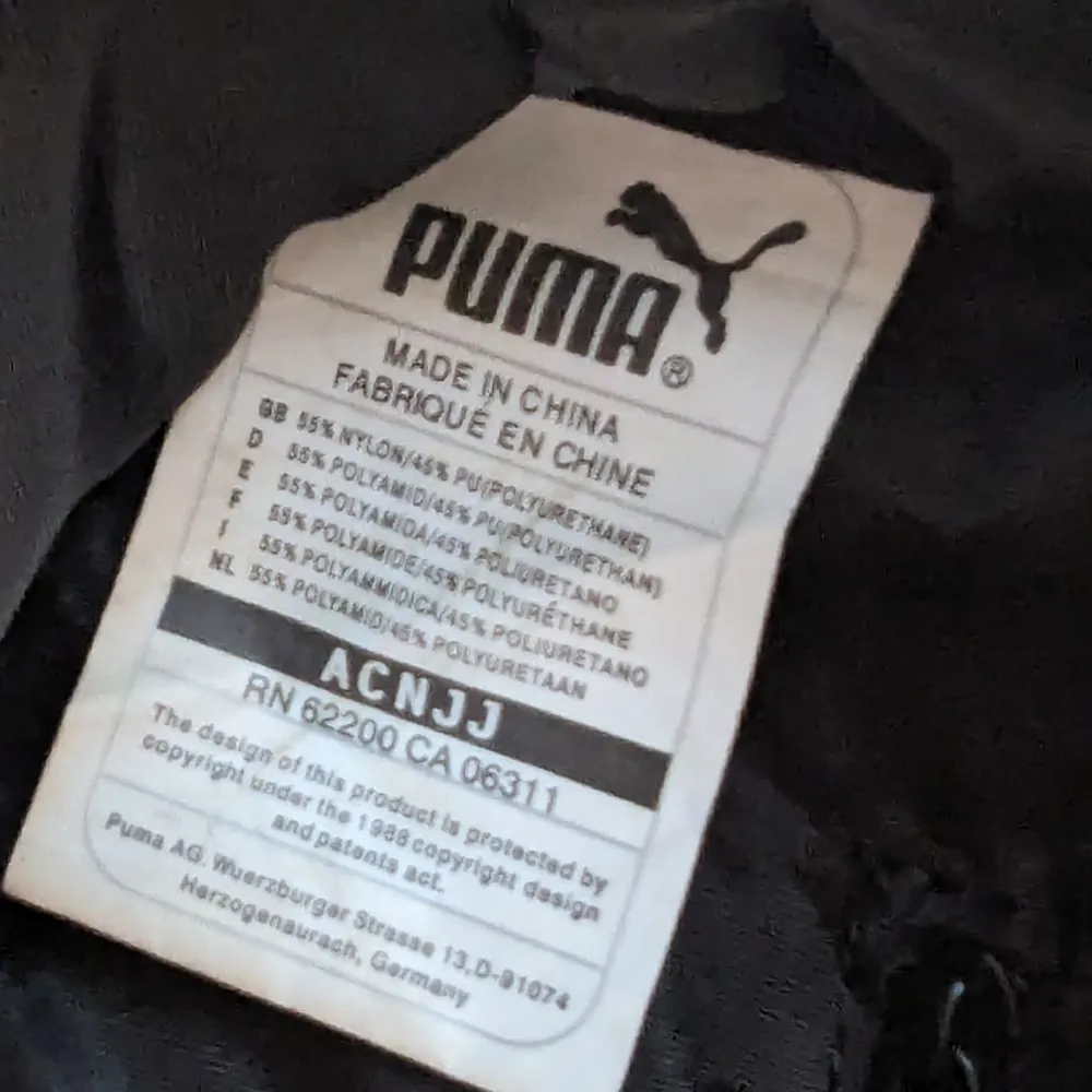 Y2k Puma Vintage axelväska i perfekt skick  Längden ca 27 cm Höjd ca 14 cm  kan beställa via Vinted för billigt frakt Sök (jomana169) . Väskor.