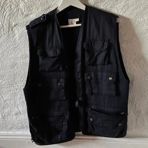 marinblå väst!!🤍 - Här har vi en marin blå väst som jag älskar!!  Har tyvärr ingen användning för den längre!  Men den är i bra skick!🤍🌟